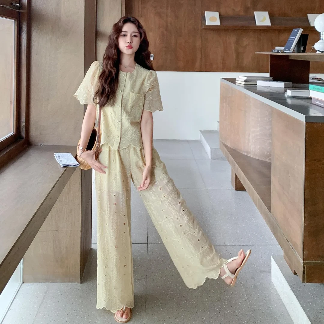 浅黄色新中式精美刺绣镂空套装女2025夏千金风高级感阔腿裤两件套