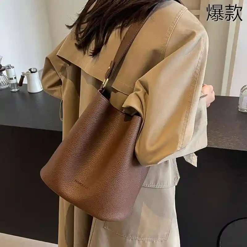 复古时尚腋下水桶包女2025新款潮流百搭单肩包小众简约休闲子母包