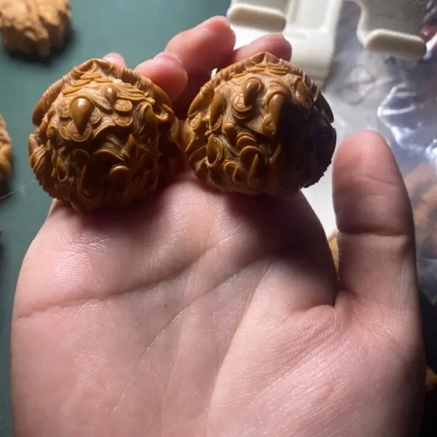 文玩核桃白狮子吞财36