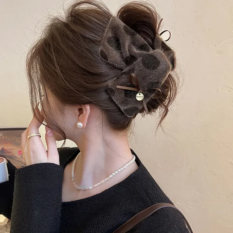 奶咖慕斯~发饰三角抓夹女波点毛绒鲨鱼夹2025新款大号盘发夹秋冬