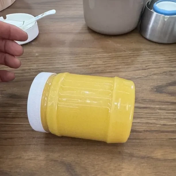 农村一斤装蜂蜜罐。