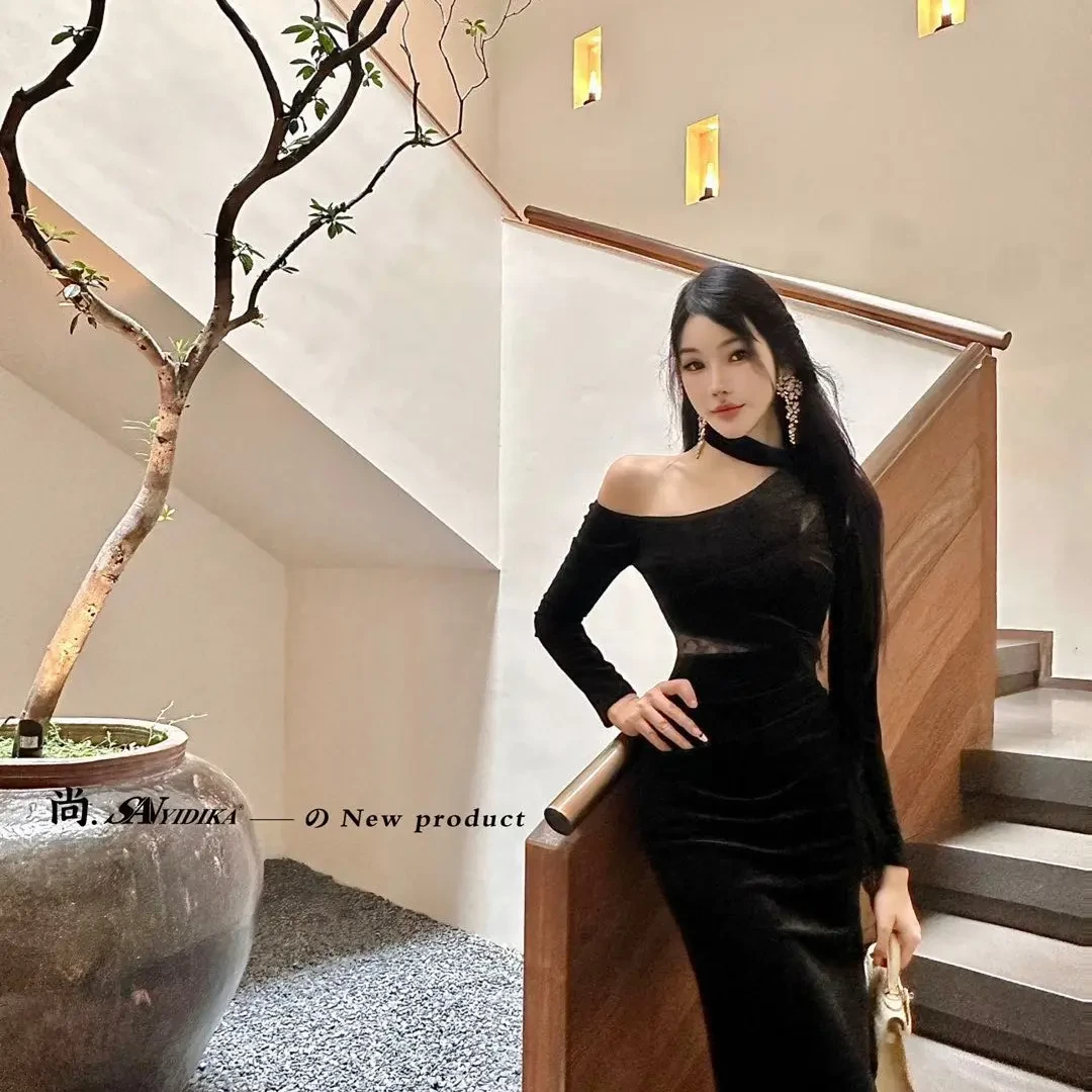 感性感斜肩蕾丝拼接针织挂脖飘带显瘦修身连衣长裙