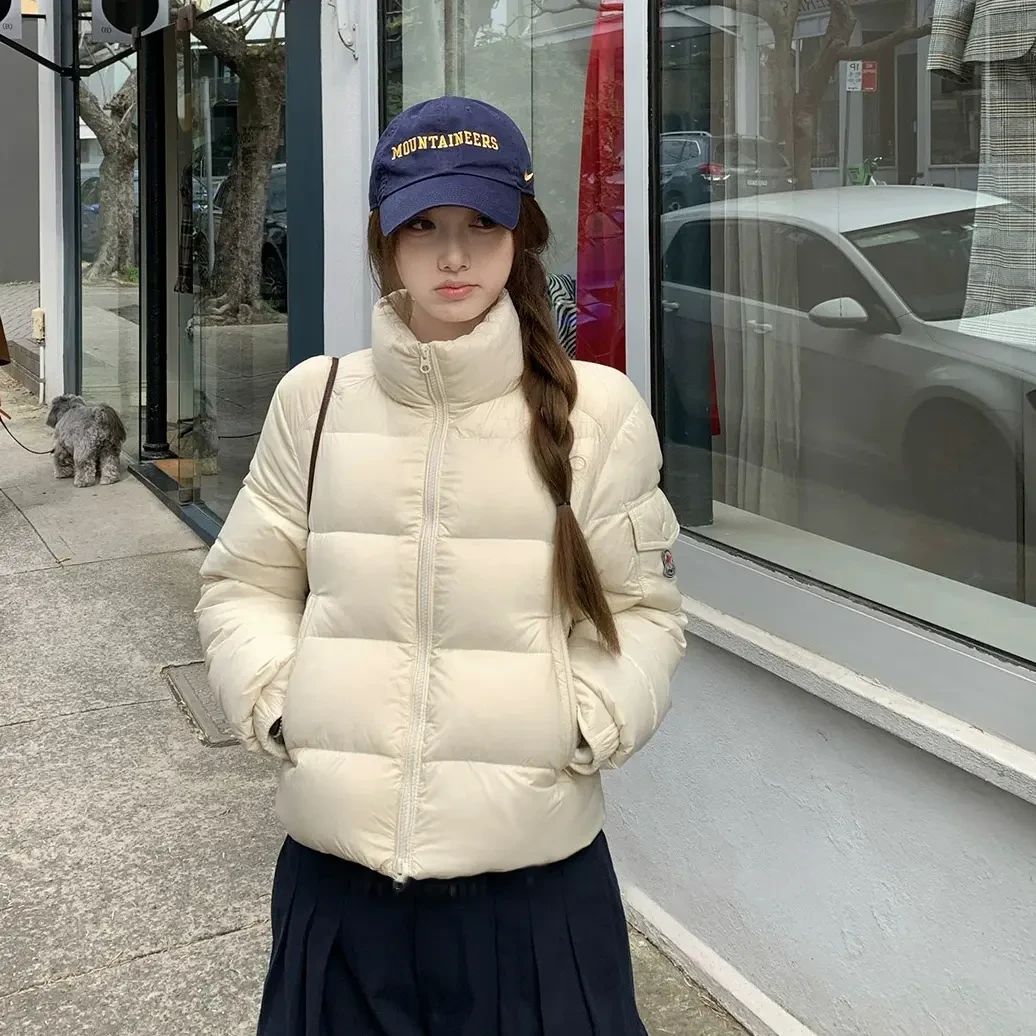 2025上新~设计师肯豆风90%鸭绒立领短款女款高级感羽绒服时尚外套