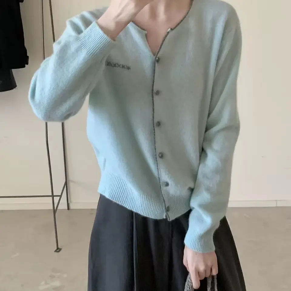 贝熊绒加厚款刺绣衫厚款V领修身型