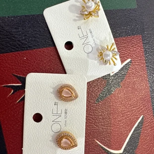 铜合金仿珍珠耳饰 仿珍珠耳饰 气质彩色爆闪轻奢时尚简约不易过敏