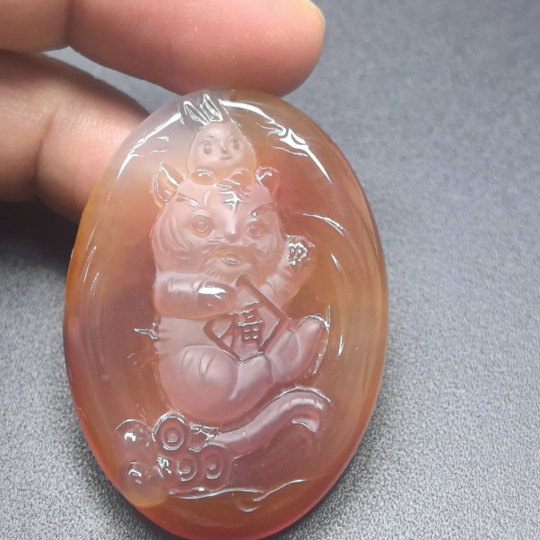 冰飘俏色巧雕颜色红润红自然光实拍纯天然玛瑙福气老虎兔搭档吊坠
