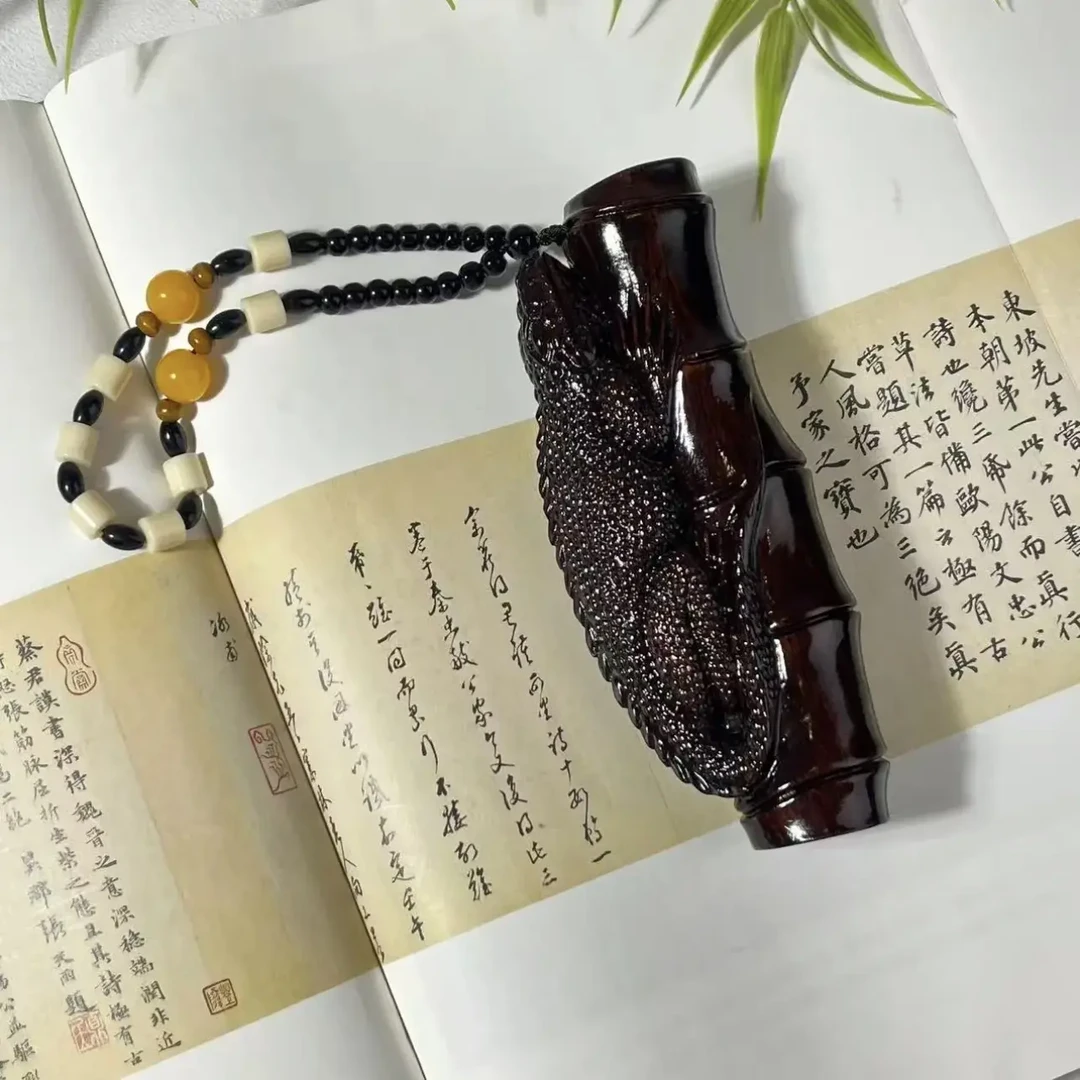 紫檀木小号蜥蜴手把件吸金过亿寓意整木雕刻文玩摆件