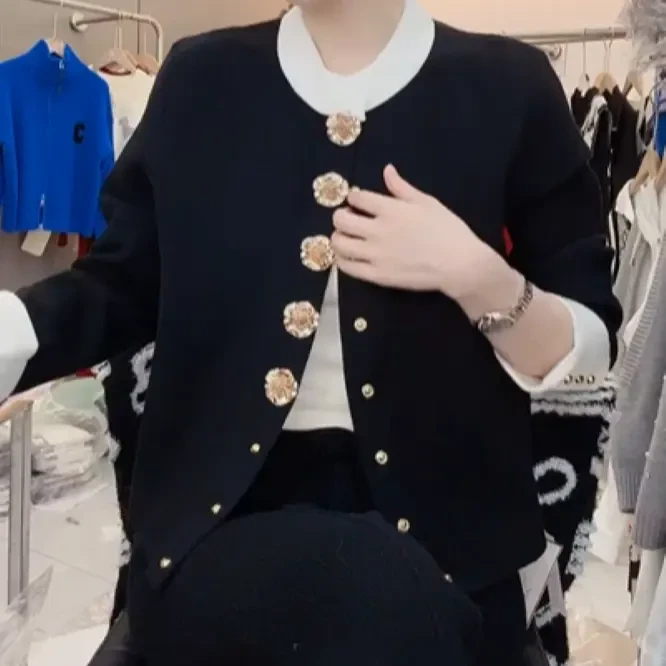 《妞妞》秋冬新款重工小香风玫瑰扣子针织开衫0122413-黑色