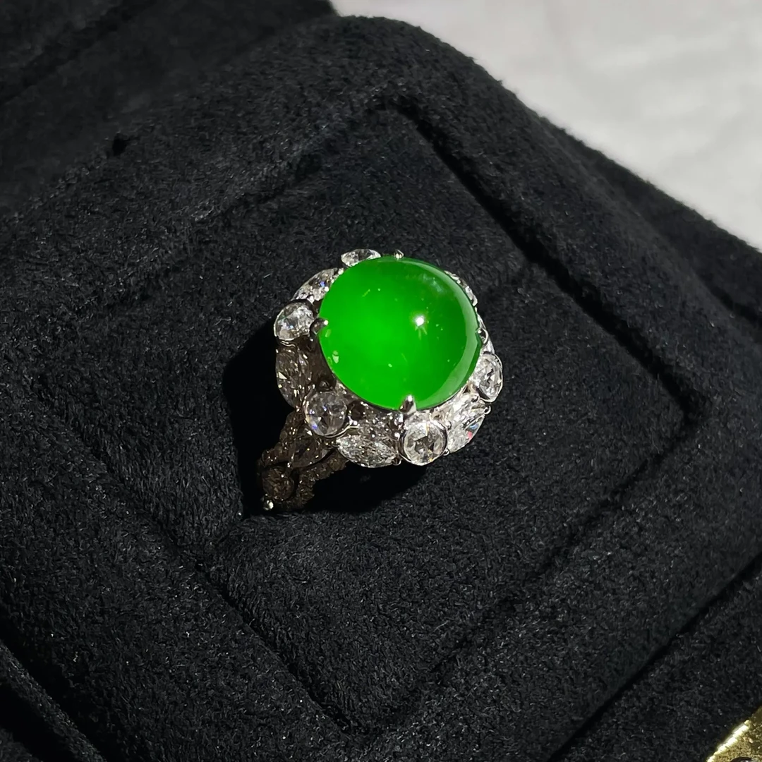 玻璃种帝王绿翡翠蛋面戒指