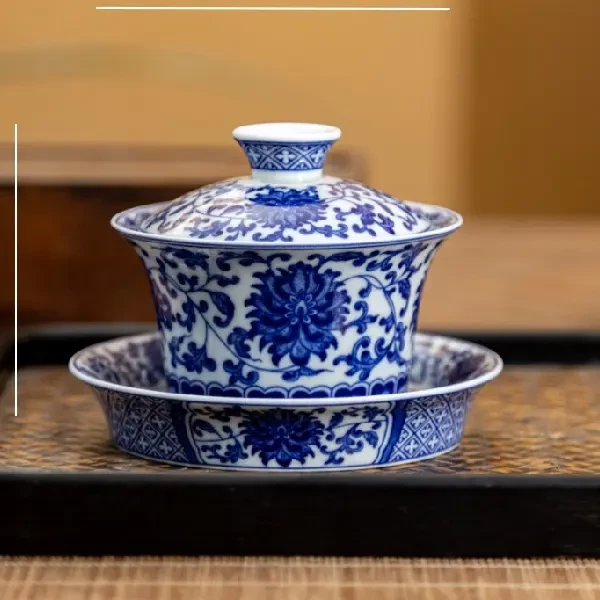 青花缠枝莲马蹄三才盖碗