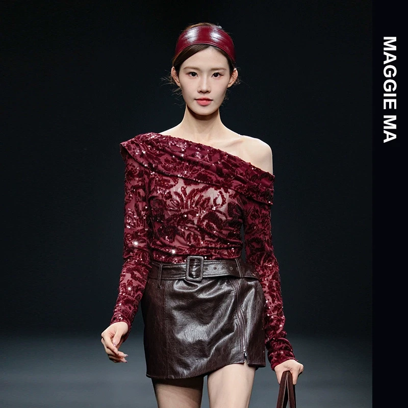 MAGGIE MA马婧设计师款T恤小心机漏肩亮片性感不对称斜领上衣136S