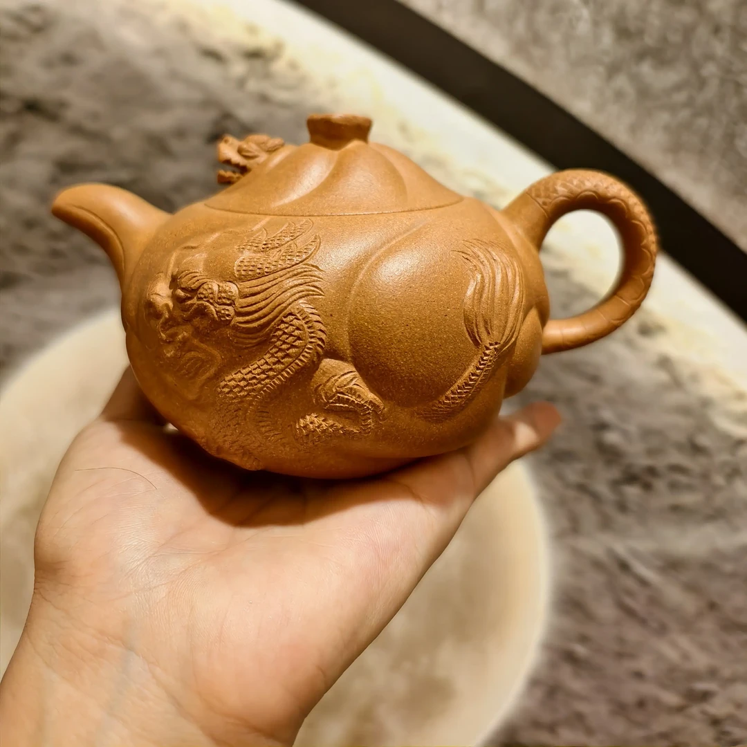 <鱼化龙>480cc 原矿老宕口黄金段满砂料 半手工制作精美紫砂壶