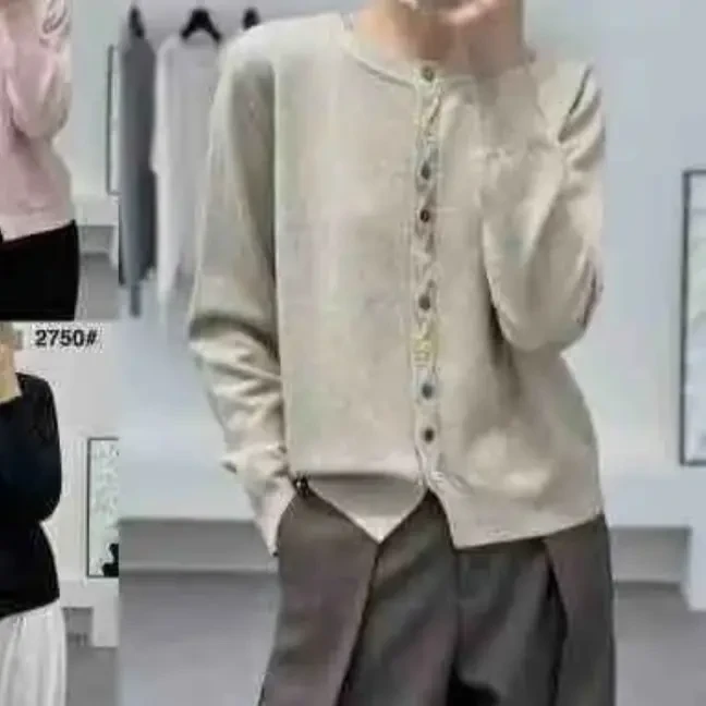 秋冬新款彩色纽扣V领长袖针织打底衫，时尚百搭又藏肉