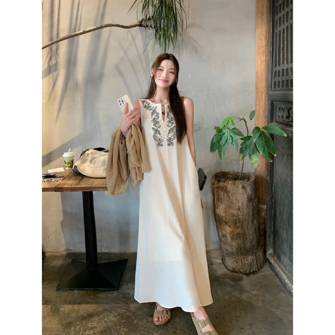度假风刺绣V领无袖背心连衣裙女2025夏季新款显瘦A字裙宽松裙子