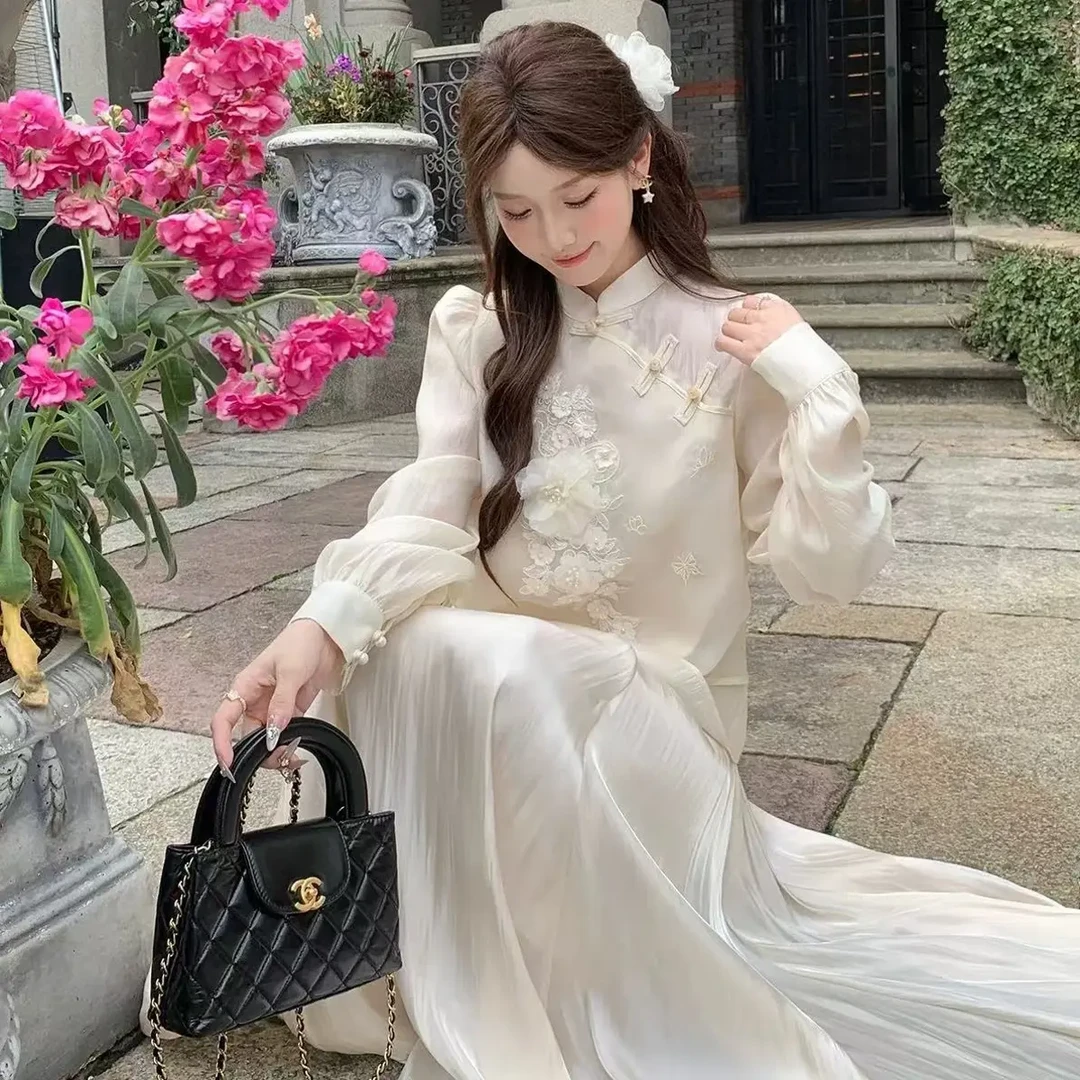 优雅白色中式风格刺绣连衣裙展现女性柔美气质