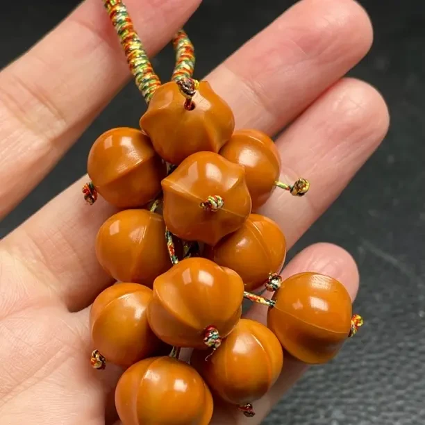 猴头核桃1.6鲨鱼背葡萄串包挂手把钥匙链寓意福气满满