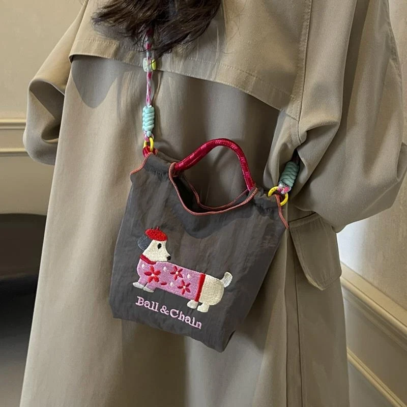 可爱刺绣腊肠狗女士水桶包包女2025新款手机包百搭通勤单肩斜挎包