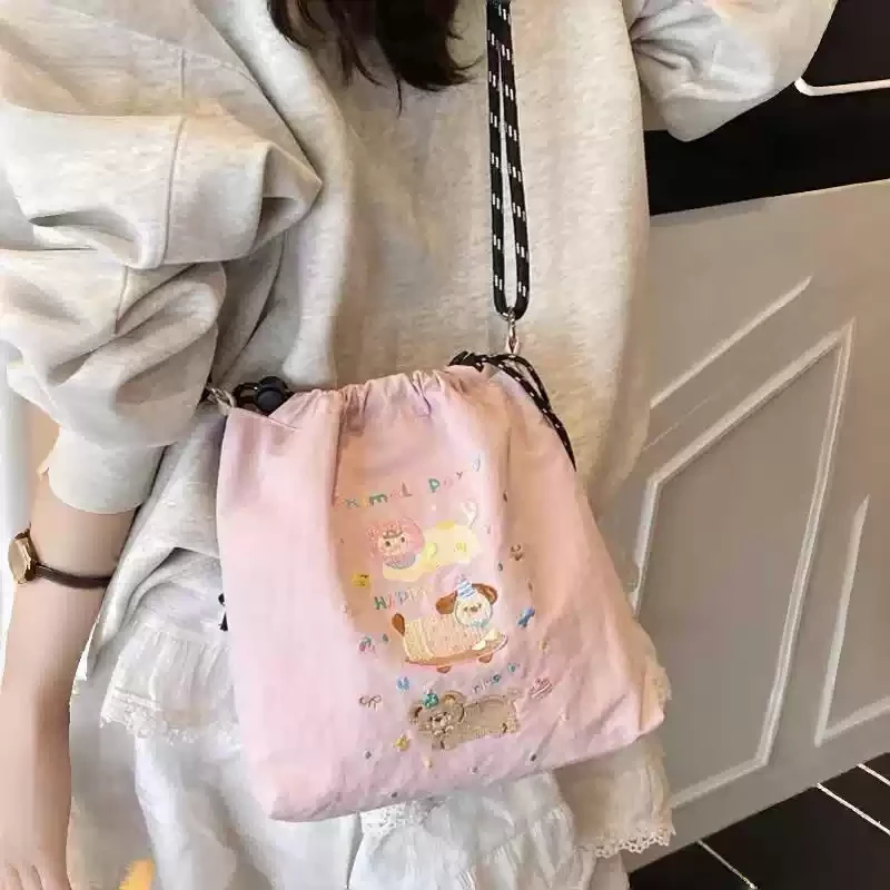 夏天夏季时尚刺绣帆布包包女2025新款休闲抽绳水桶包斜挎手机包LW