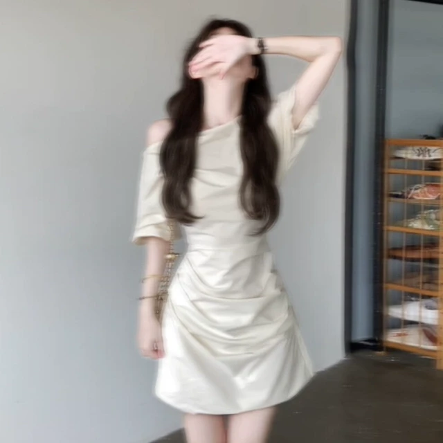 法式气质高级感斜肩独特漂亮掐腰连衣裙子女夏季2025新款褶皱收腰
