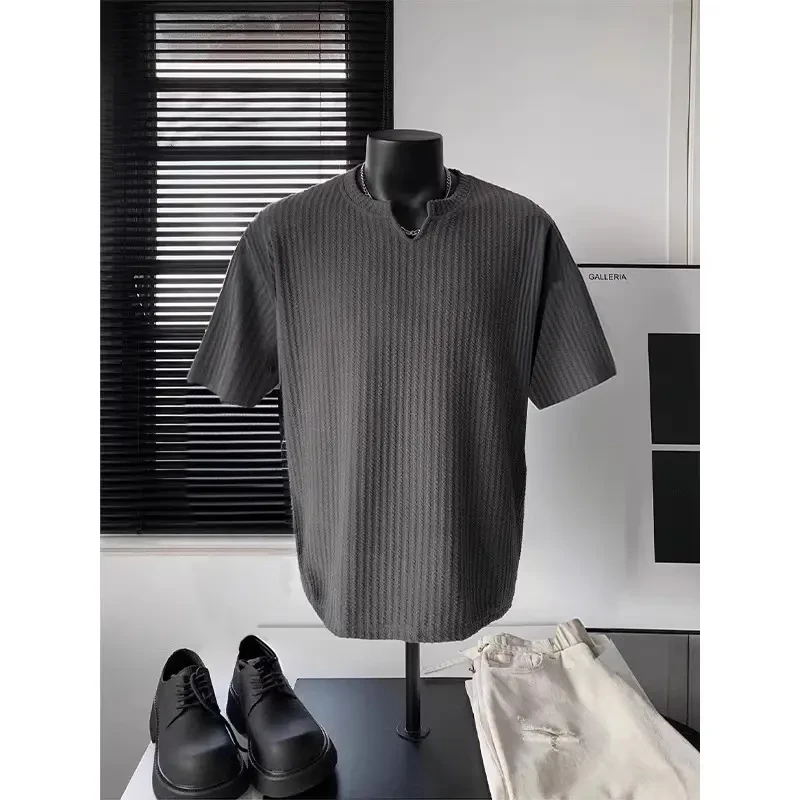 深灰色肌理感小V领短袖男款夏季重磅条纹五分半袖cleanfit正肩T恤