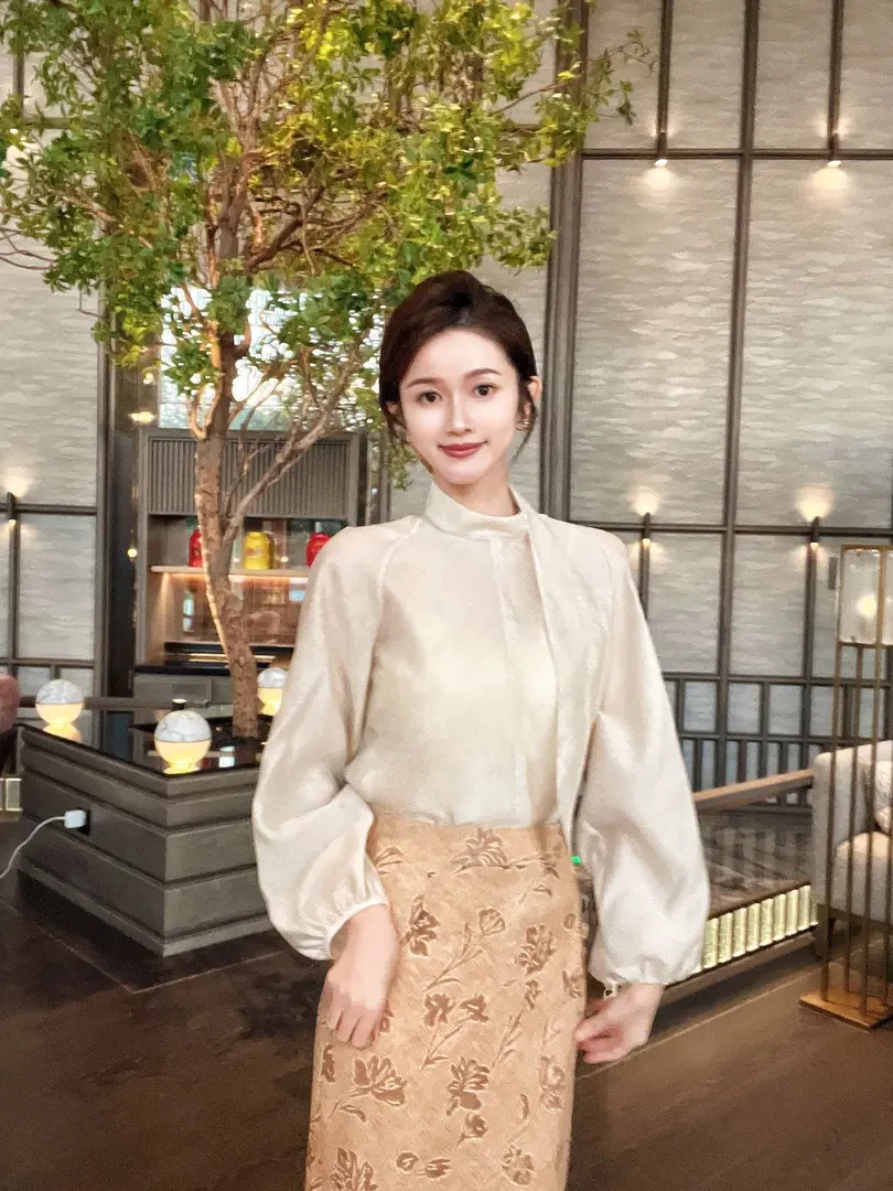 缪斯的羊毛衬衫-气质长袖时尚飘带杏色上衣