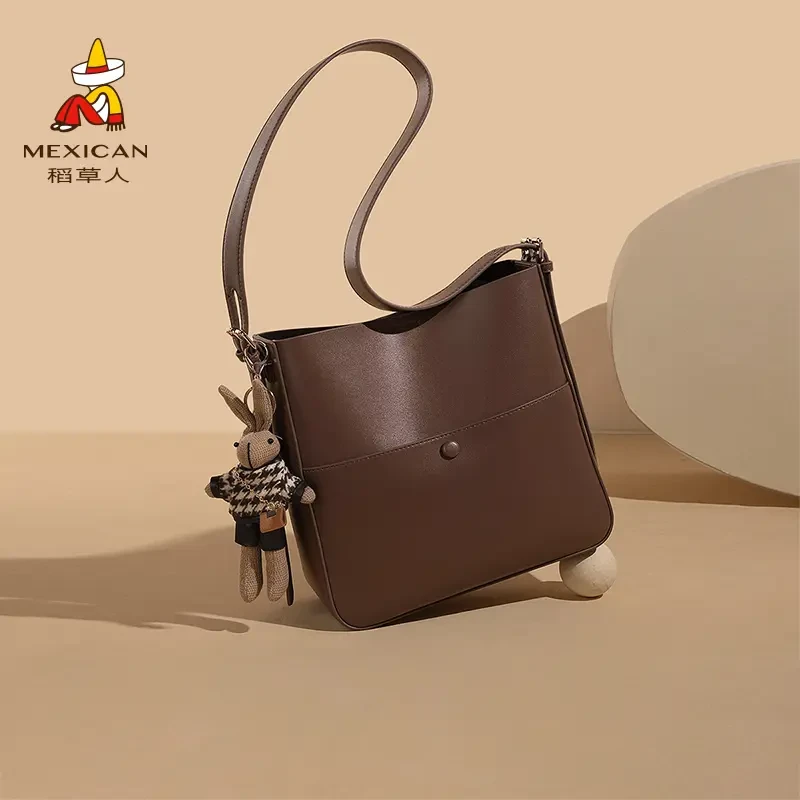 稻草人官方正品2025秋冬新款女包简约百搭水桶包通勤包单肩斜挎包