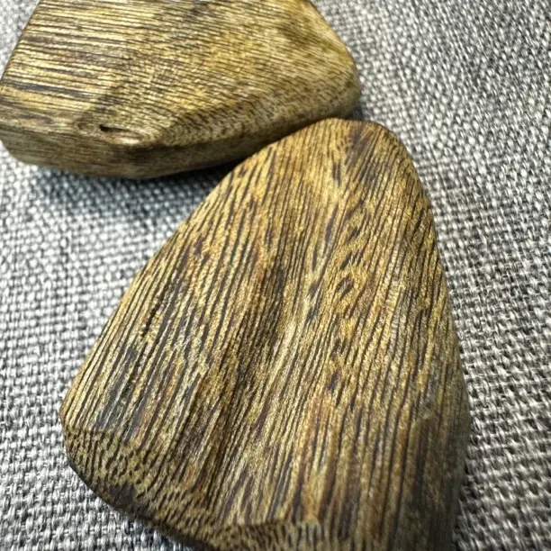 水滴形吊坠配绳子，清凉中带点花蜜香