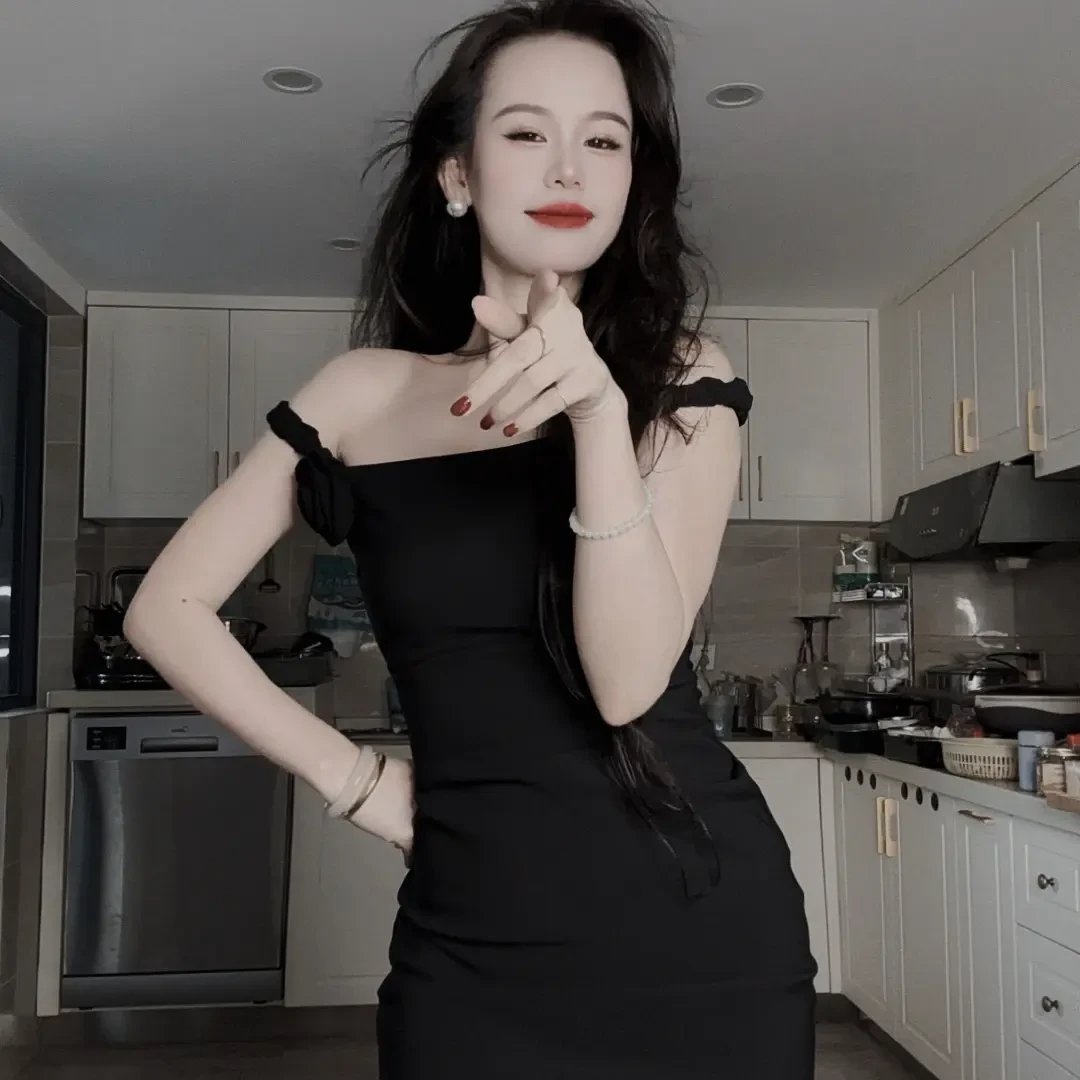 妍妍家黑色一字肩性感修身连衣裙