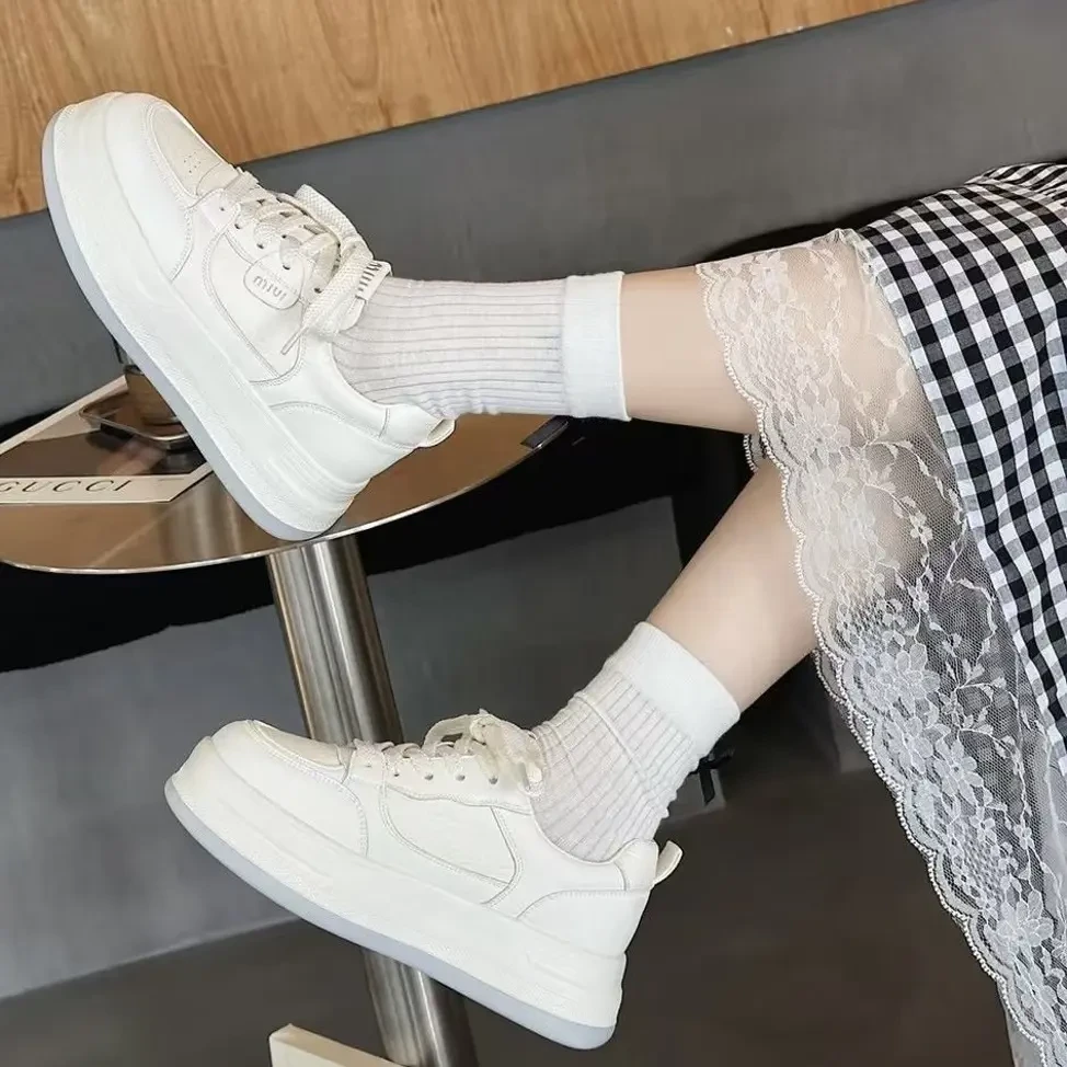 2025爆款秋冬新款轻便舒适踩屎感透气厚底百搭女款ins小白鞋