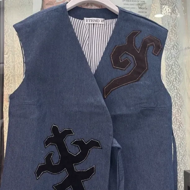 宽松型民族风刺绣短款女士马甲