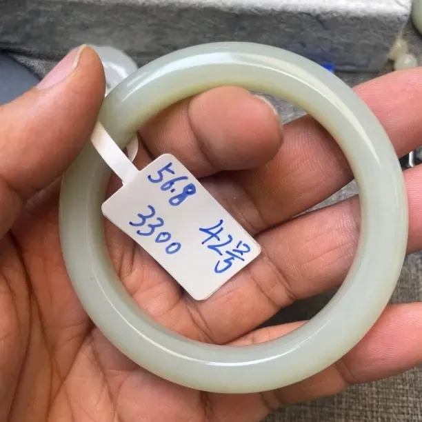 新疆且末近矿和田玉