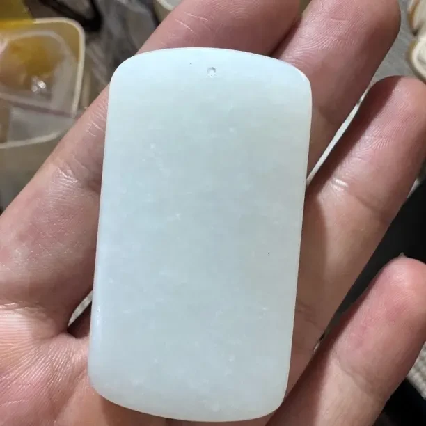 3.和田玉俄料无事牌挂坠3*5