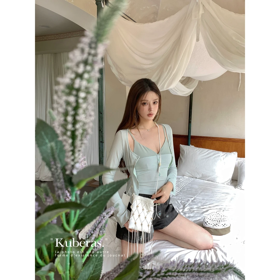 KUBERAS 休闲简约短款修身显瘦螺纹小吊带方领喇叭袖开衫防晒套装