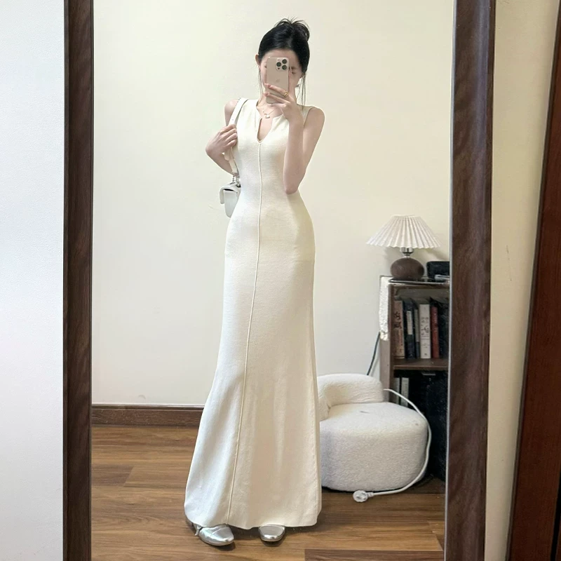 夏季新款高级感轻熟风收腰气质长裙仙女法式v领无袖针织连衣裙女