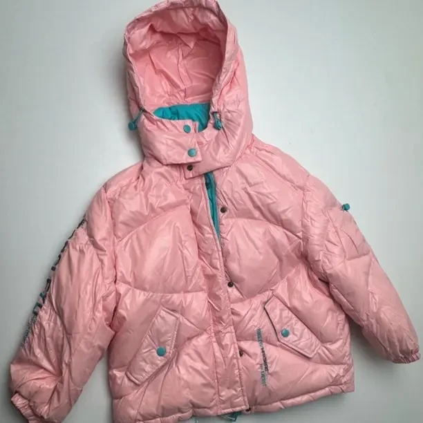粉色绣花小个子短款女冬季宽松加厚白鸭绒童装连帽外套
