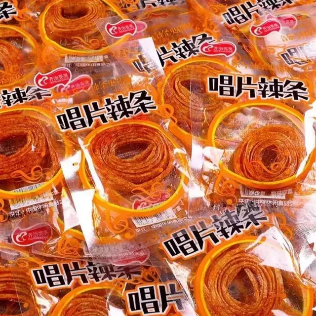 唱片辣条香辣辣片一米辣条圈圈辣条儿时怀旧零食香油条经典小吃