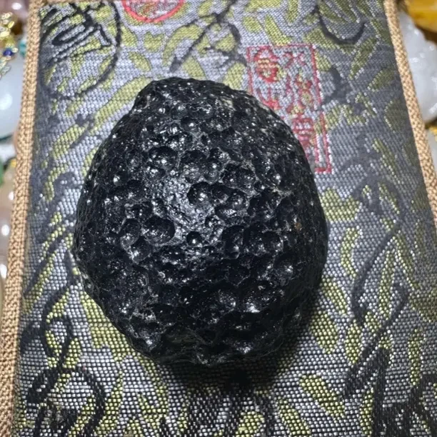 1天外来物雷公墨玻陨石坠落高温熔融凝结形成飞石