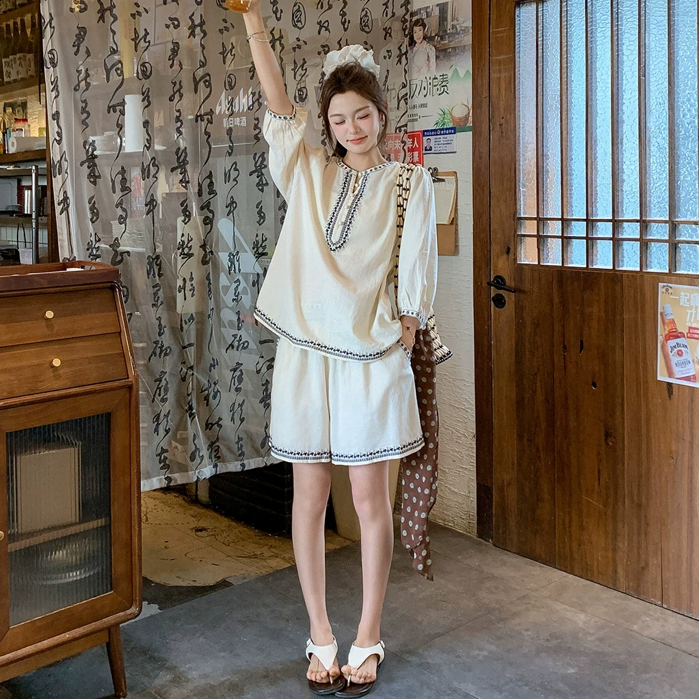时尚法式小众亚麻套装女复古七分袖刺绣衬衫休闲阔腿短裤两件套夏