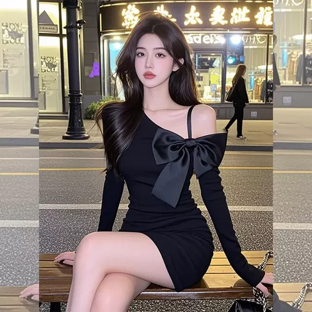 黑色斜肩吊带蝴蝶结长袖连衣裙女春季收腰显瘦高冷御姐辣妹短裙子
