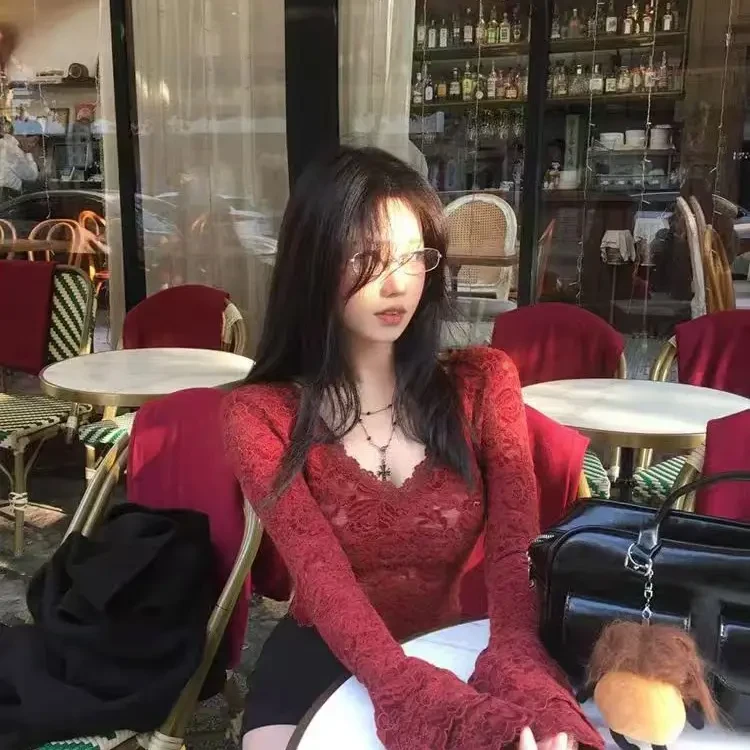米欧家大码性感辣妹V领红色蕾丝衫秋冬气质纯欲喇叭袖打底上衣