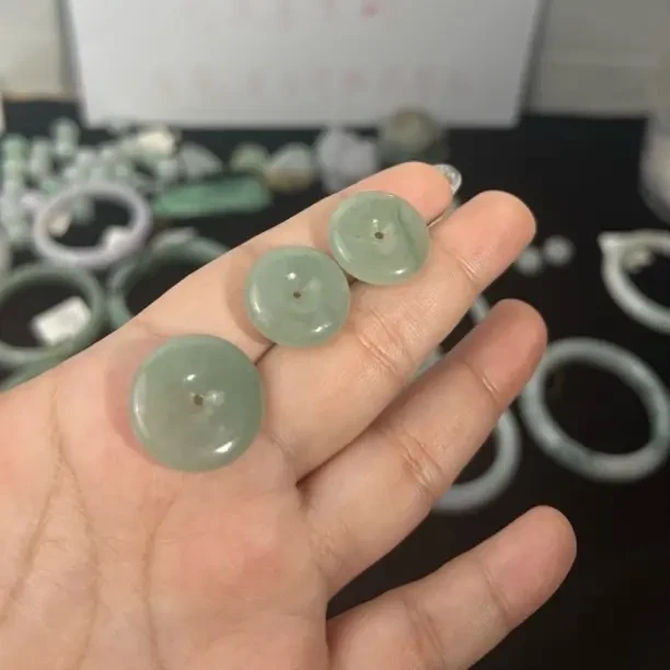 天然A货翡翠冰透湖水绿平安扣吊坠一个