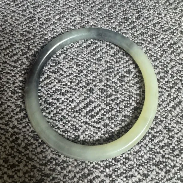 纯天然岫岩玉半飘花圆条美人镯