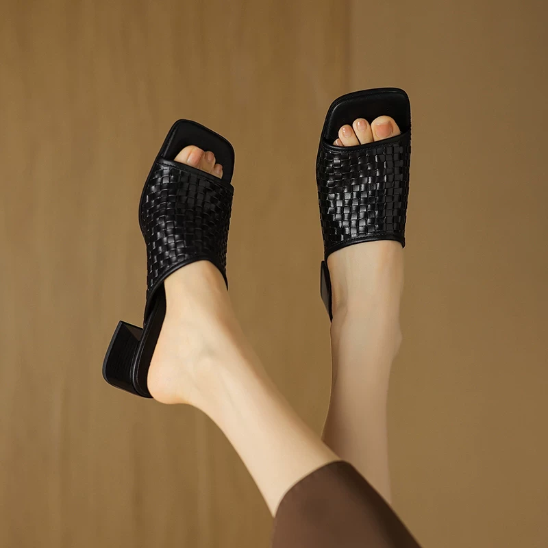 黑色方头粗跟拖鞋女外穿2025夏季新款编织软皮百搭一字凉拖鞋高跟