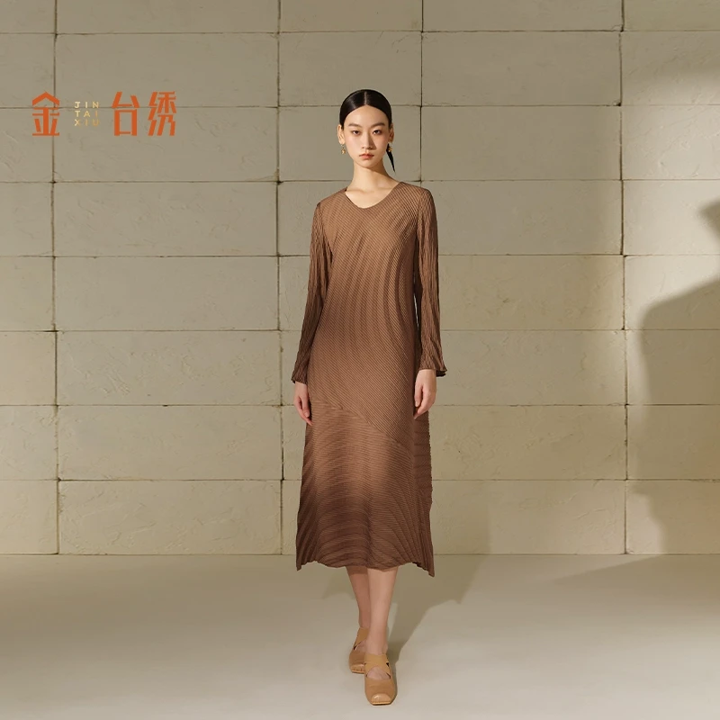 金台绣长袖连衣裙女压皱设计感简约2024早秋新款F36900