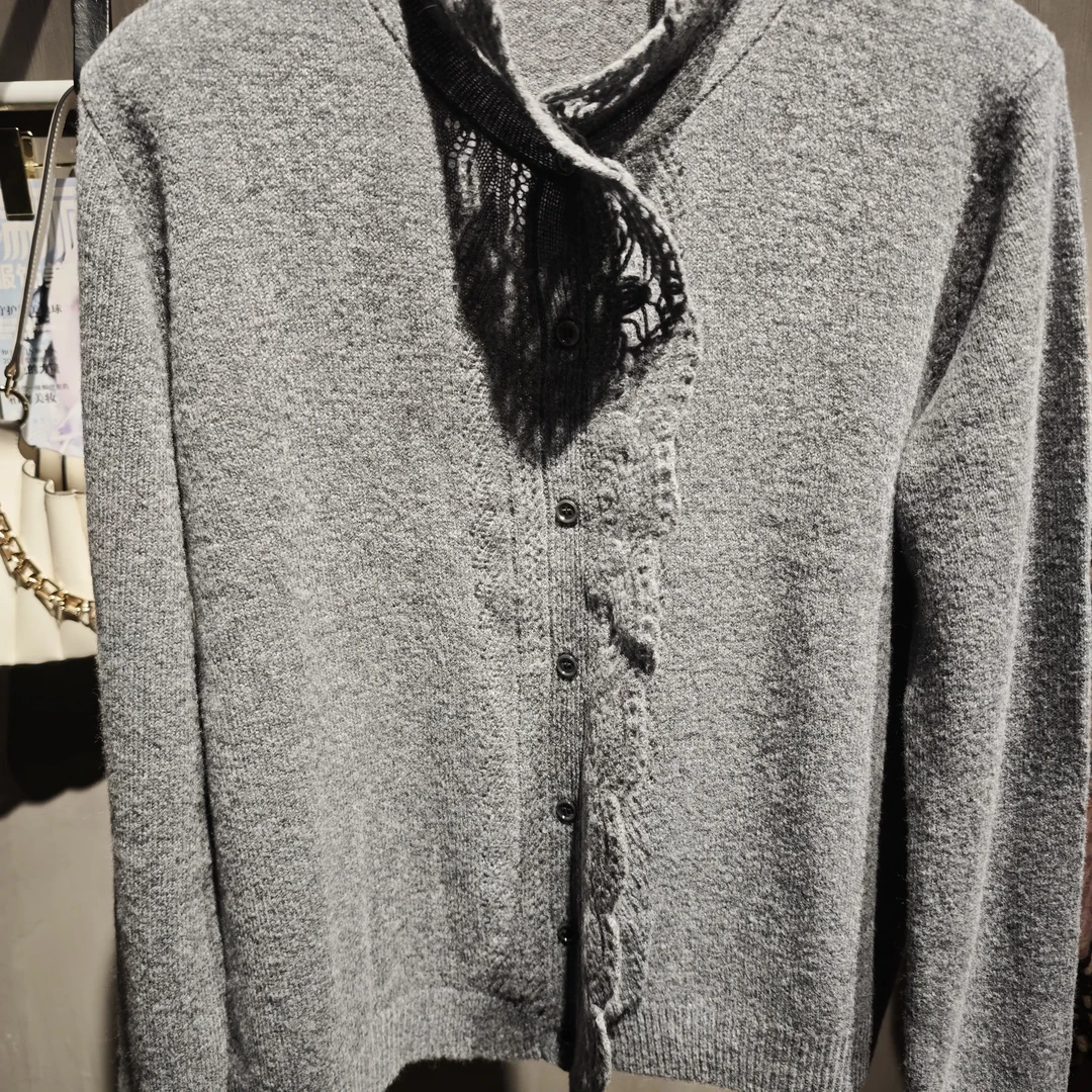 秋冬新款蕾丝勾花拼接针织衫气质简约百搭内搭毛衣