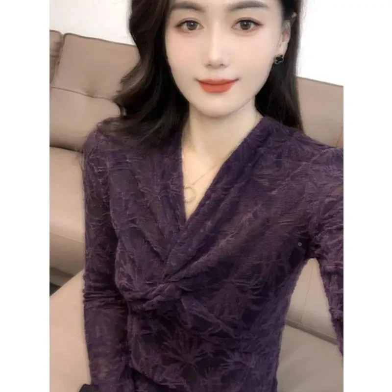 2024秋冬季新款V领扭结蕾丝打底衫女长袖高级感显瘦洋气内搭上衣