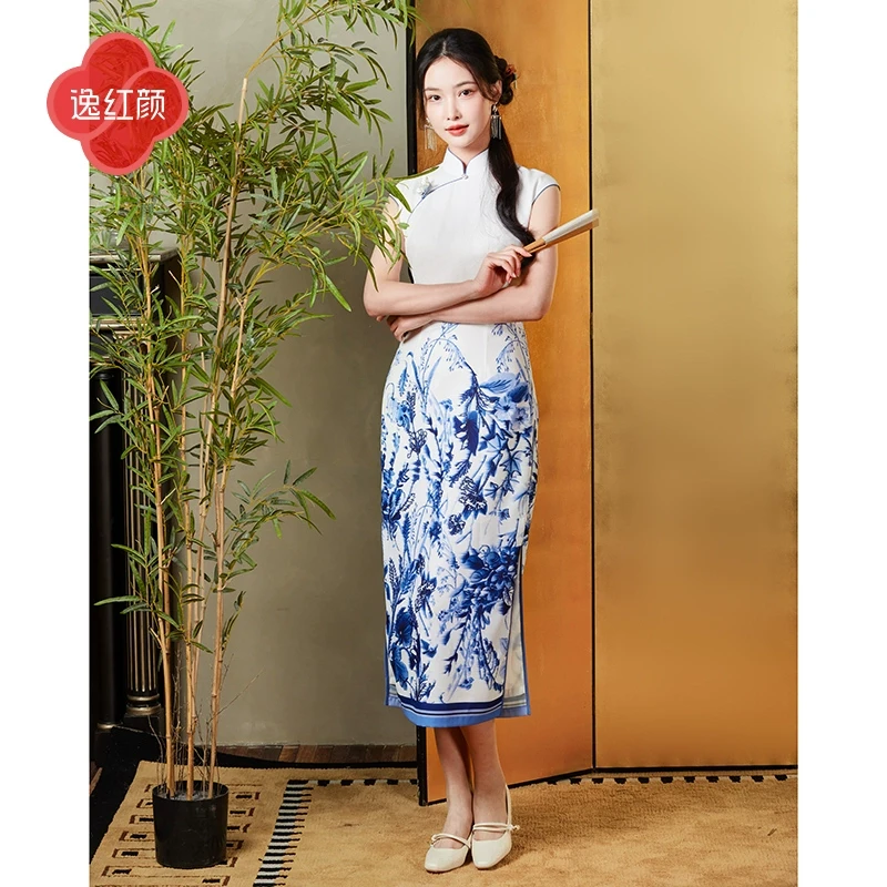 逸红颜 卿影 2025夏新款拉丝青花瓷定位印花麻纱雪纺国风旗袍女