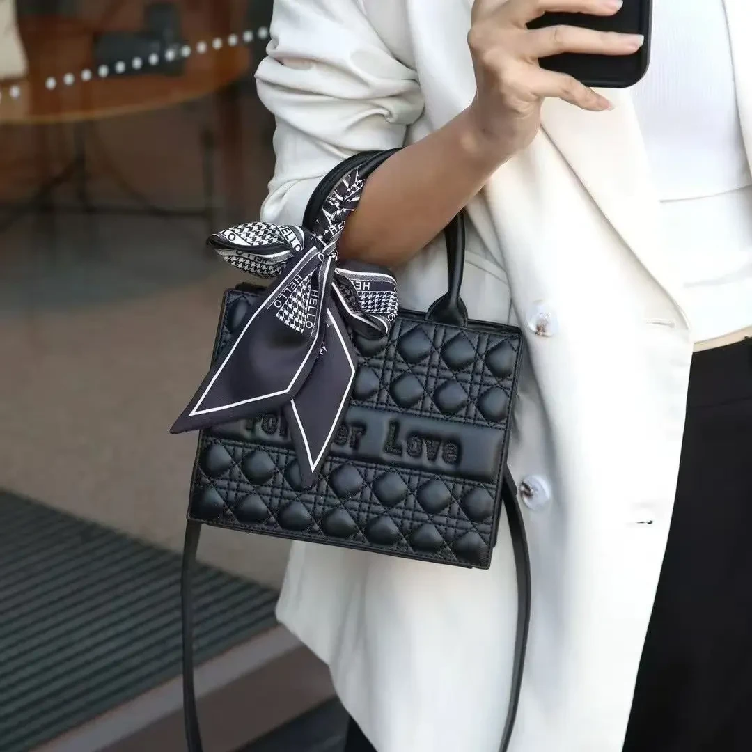 新款菱格手提女包潮流字母配丝巾单肩斜挎高级感