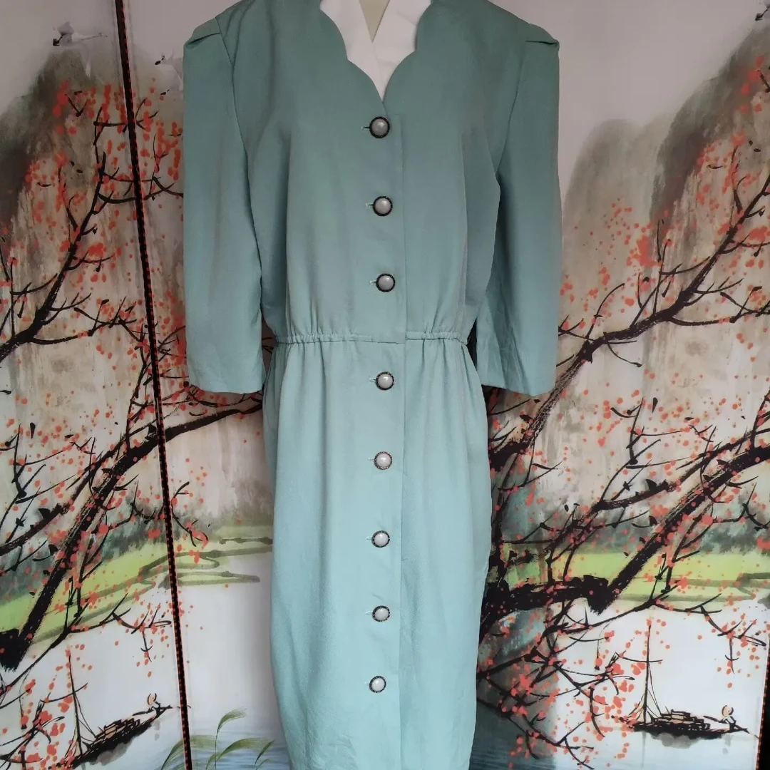 法式气质时尚收腰中长吊带连衣裙适合春季穿着