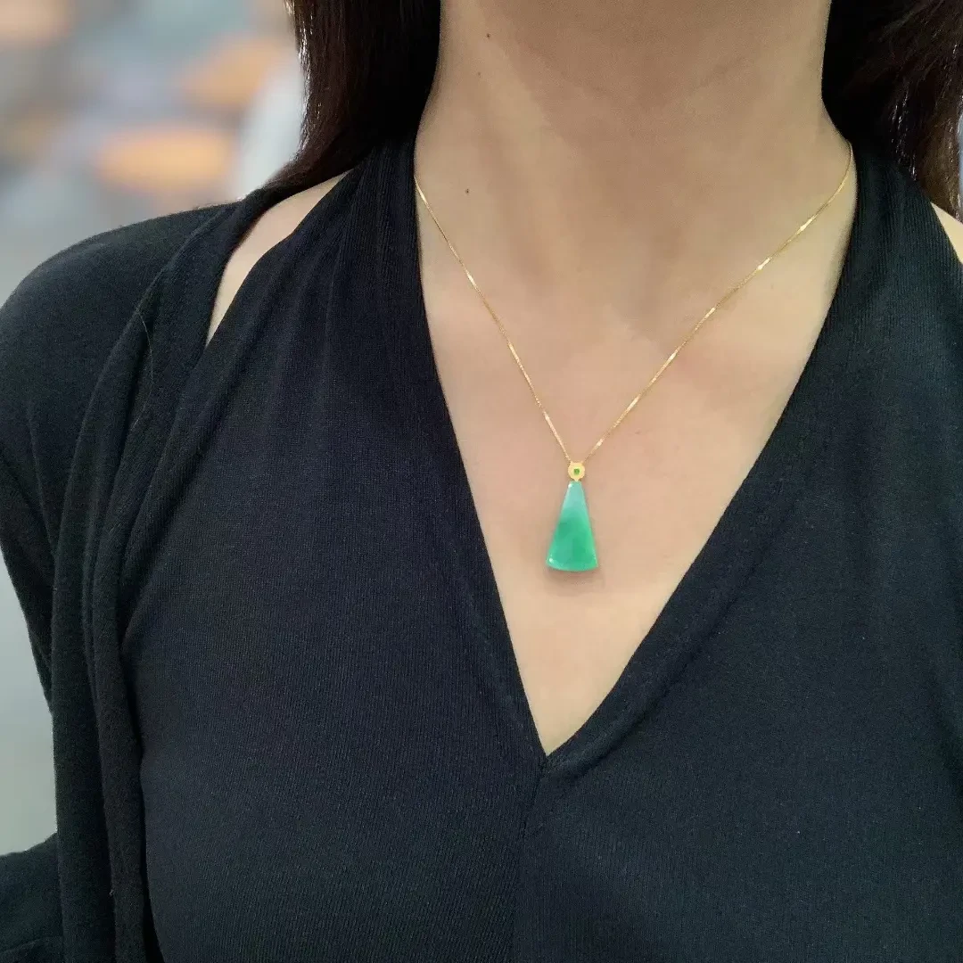 只买单纯的吊坠，没带链子，属的性质。吊坠 绿无事牌项链绿色精致